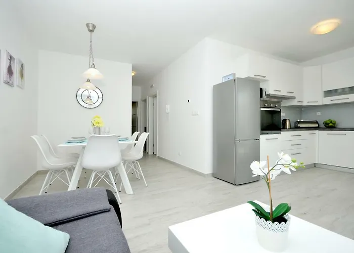 Town Apartment *