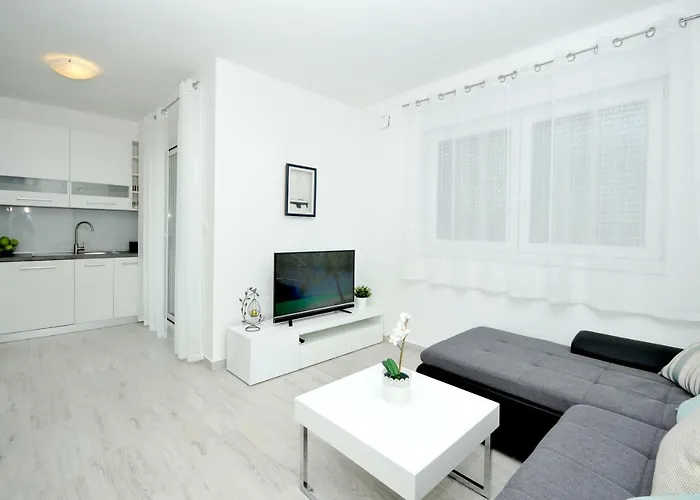 Town Apartment *